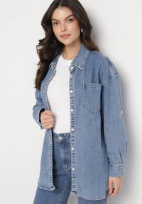 Born2be - Niebieska Koszula Jeansowa Oversize z Wiskozą Ulathiela. Okazja: na co dzień, na spotkanie biznesowe. Typ kołnierza: kołnierzyk klasyczny. Kolor: niebieski. Materiał: jeans, wiskoza. Długość rękawa: długi rękaw. Długość: długie. Styl: klasyczny, casual, elegancki, biznesowy
