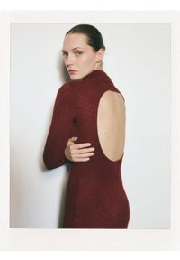 Reserved - Dzianinowa sukienka z wycięciem - burgundowy. Kolor: czerwony. Materiał: dzianina #1