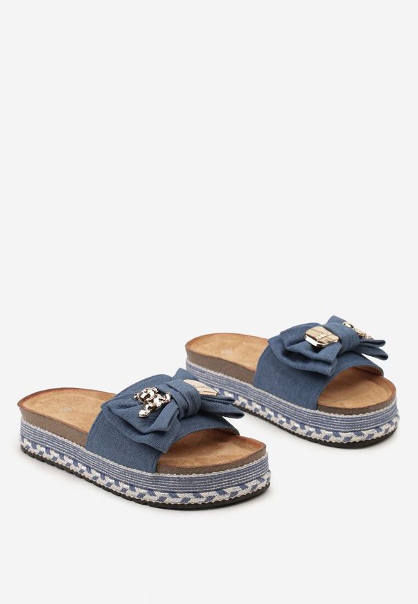 Born2be - Granatowe Klapki na Grubej Podeszwie z Plecionką i Kokardą z Misiem Anivera. Kolor: niebieski. Sezon: lato