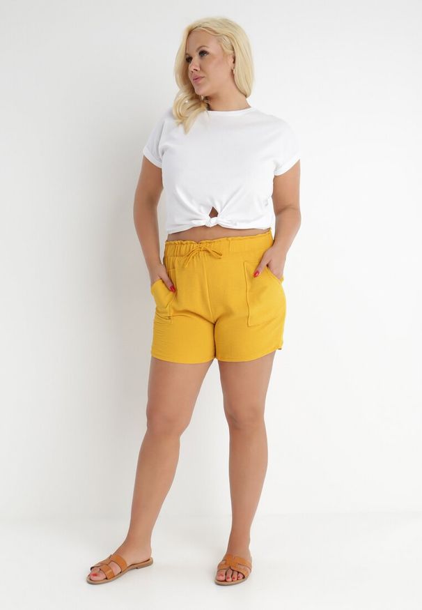 Born2be - Żółte Szorty Delilea. Kolekcja: plus size. Kolor: żółty. Wzór: gładki, aplikacja, kwiaty, jednolity