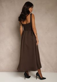 Renee - Brązowa Sukienka o Rozkloszowanym Kroju na Szerokich Ramiączkach Retelina. Okazja: na randkę, na imprezę, na wesele, na ślub cywilny. Typ kołnierza: dekolt kwadratowy. Kolor: brązowy. Długość rękawa: na ramiączkach. Styl: elegancki #5