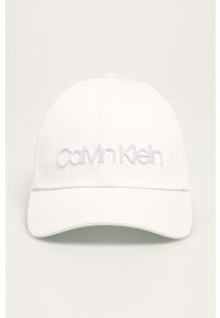 Calvin Klein - Czapka. Kolor: biały. Materiał: tkanina, bawełna. Wzór: aplikacja #5