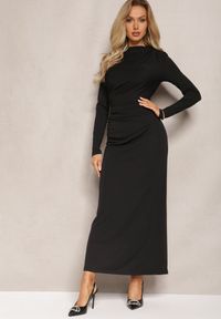 Renee - Czarna Sukienka o Dopasowanym Fasonie z Marszczeniem i Rozcięciem Galariel. Okazja: na imprezę. Kolor: czarny. Styl: elegancki