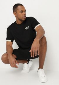 Born2be - Czarna Koszulka z Napisem Ulisella. Okazja: na co dzień. Kolor: czarny. Materiał: jeans. Wzór: napisy. Styl: sportowy, casual