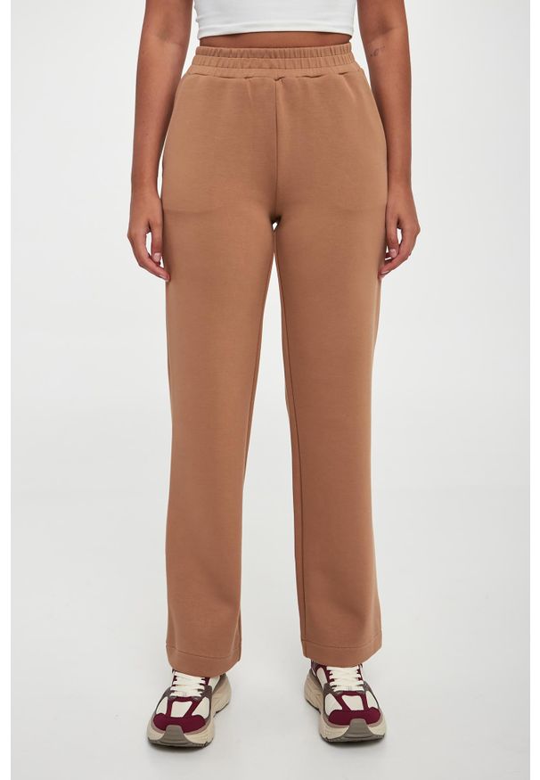 Twinset U&B - Dres + T-shirt damskie TWINSET U&B. Materiał: dresówka