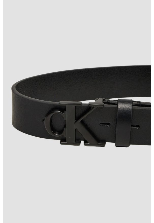 Calvin Klein - CALVIN KLEIN Czarny skórzany męski pasek. Kolor: czarny. Materiał: skóra