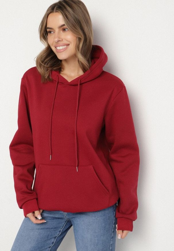 Born2be - Bordowa Bluza z Kapturem i Kangurkową Kieszenią Envila. Okazja: na co dzień. Typ kołnierza: kaptur. Kolor: czerwony. Materiał: jeans. Styl: elegancki, casual