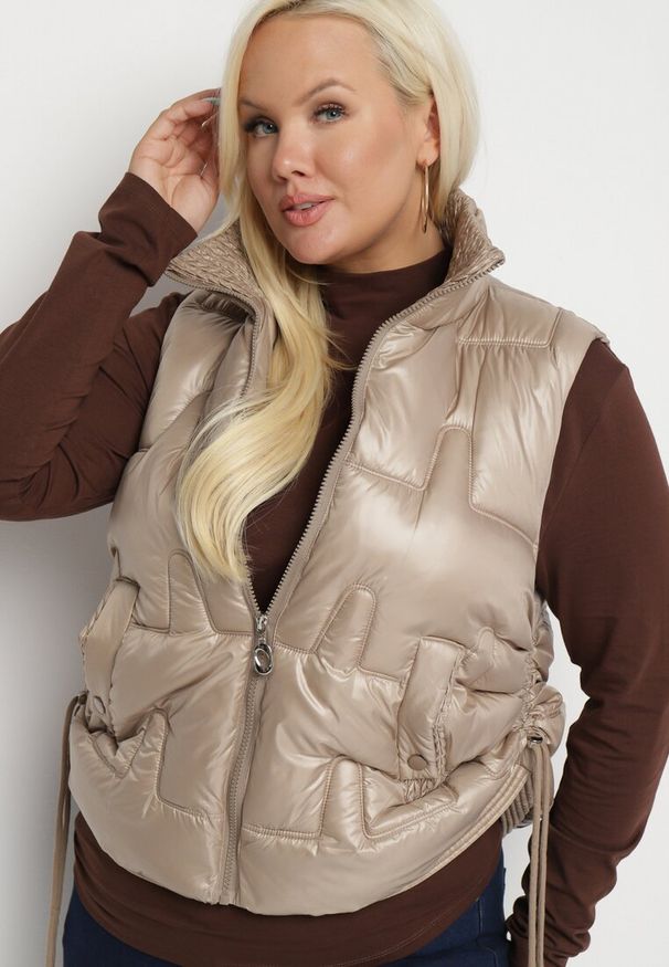 Born2be - Beżowa Kamizelka Pikowana z Wysokim Kołnierzem i Kieszeniami Irinae. Okazja: na co dzień, na spotkanie biznesowe. Kolor: beżowy. Materiał: jeans. Styl: biznesowy, casual