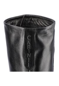 Czarne Kozaki Carinii Damskie Eleganckie Obuwie. Okazja: na randkę, na spotkanie biznesowe, do pracy. Kolor: czarny. Szerokość cholewki: normalna. Wzór: jednolity. Materiał: dzianina, skóra. Sezon: zima, jesień. Obcas: na obcasie. Styl: elegancki. Wysokość obcasa: średni #3