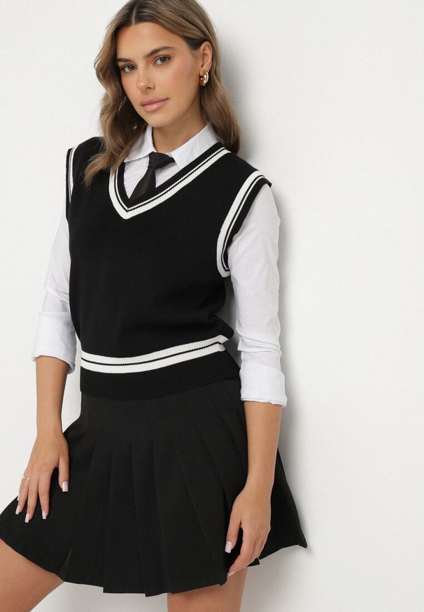 Born2be - Czarne Wiskozowe Spódnico-Spodenki High Waist z Plisami Annelin. Okazja: na co dzień. Stan: podwyższony. Kolor: czarny. Materiał: wiskoza. Sezon: lato. Styl: klasyczny, casual, elegancki