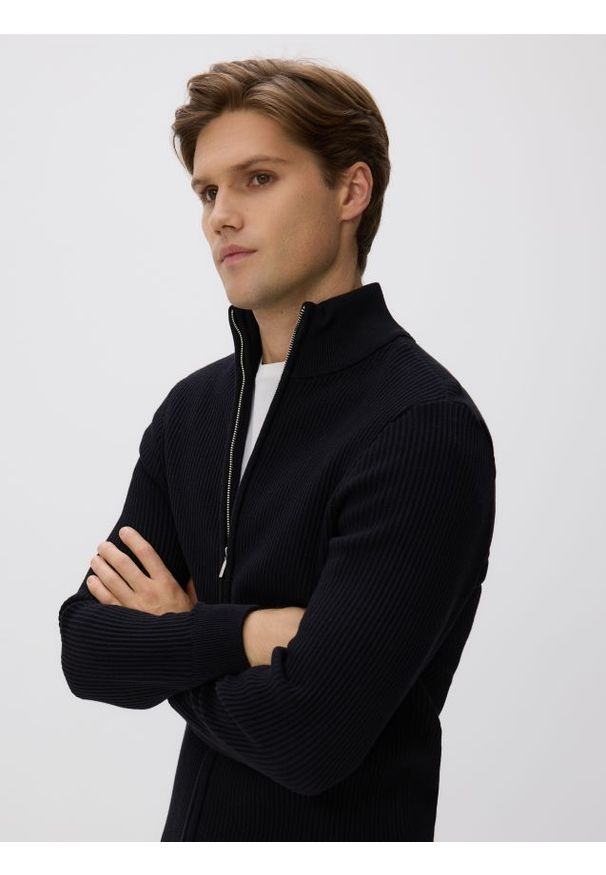 Reserved - Rozpinany sweter ze stójką - czarny. Typ kołnierza: kołnierzyk stójkowy. Kolor: czarny. Materiał: bawełna, dzianina