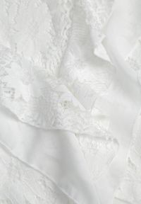 Born2be - Biała Narzutka Plażowa o Fasonie Długiej Sukienki z Koronki Ozdobiona Falbankami Araqiel. Okazja: na plażę. Typ kołnierza: kołnierz z falbankami. Kolor: biały. Materiał: koronka. Wzór: aplikacja, koronka. Sezon: lato. Styl: wakacyjny #6