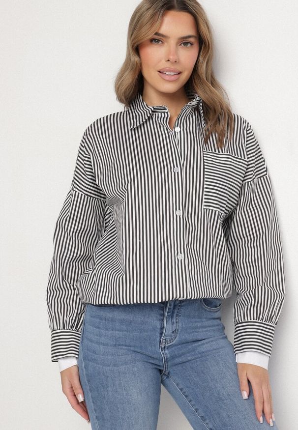 Born2be - Czarno-Biała Koszula Bawełniana w Paski z Kieszonką Nolbia. Okazja: na co dzień. Typ kołnierza: kołnierzyk klasyczny. Kolor: czarny. Materiał: bawełna. Długość rękawa: długi rękaw. Długość: długie. Wzór: paski. Styl: casual, klasyczny, elegancki