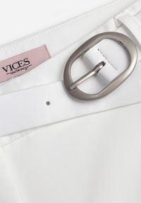 Renee - Białe Spodnie Garniturowe na Kant VICES Zdobione Zapięciem z Klamrą Azisore. Okazja: na imprezę. Kolor: biały. Materiał: skóra, jedwab. Wzór: aplikacja #5