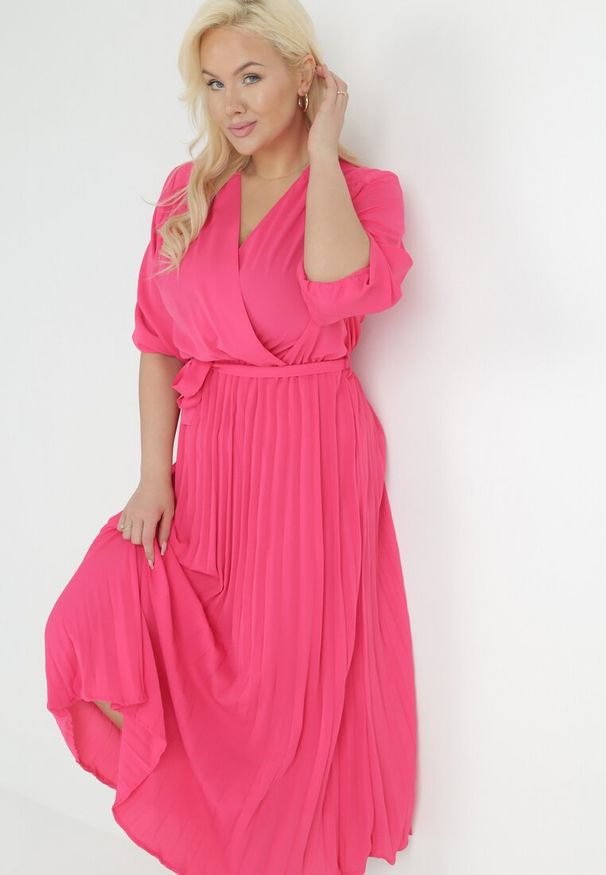 Born2be - Różowa Plisowana Sukienka Maxi z Kopertowym Dekoltem i Wiązaniem w Talii Lariah. Kolekcja: plus size. Kolor: różowy. Materiał: materiał. Typ sukienki: kopertowe. Długość: maxi