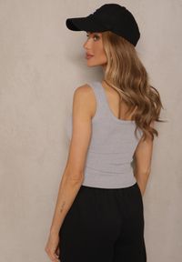 Renee - Szary Top Prążkowany z Usztywnianymi Miseczkami Ozdobiony Literą Nevoliene. Okazja: na co dzień. Kolor: szary. Materiał: prążkowany. Wzór: aplikacja. Styl: elegancki, casual #3