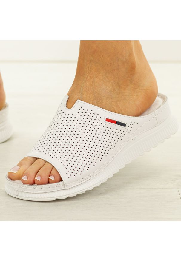 eVento - Białe skórzane klapki damskie Evento 18-42. Okazja: na co dzień. Kolor: biały. Materiał: skóra. Sezon: lato, wiosna. Styl: elegancki, casual