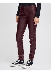 ICHI Spodnie z imitacji skóry 20117678 Bordowy Regular Fit. Kolor: czerwony. Materiał: skóra #1