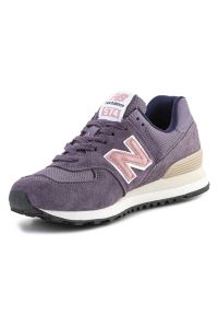 Buty New Balance W WL574TP2 fioletowe. Okazja: na co dzień. Zapięcie: sznurówki. Kolor: fioletowy. Materiał: guma, skóra. Szerokość cholewki: normalna. Model: New Balance 574 #4