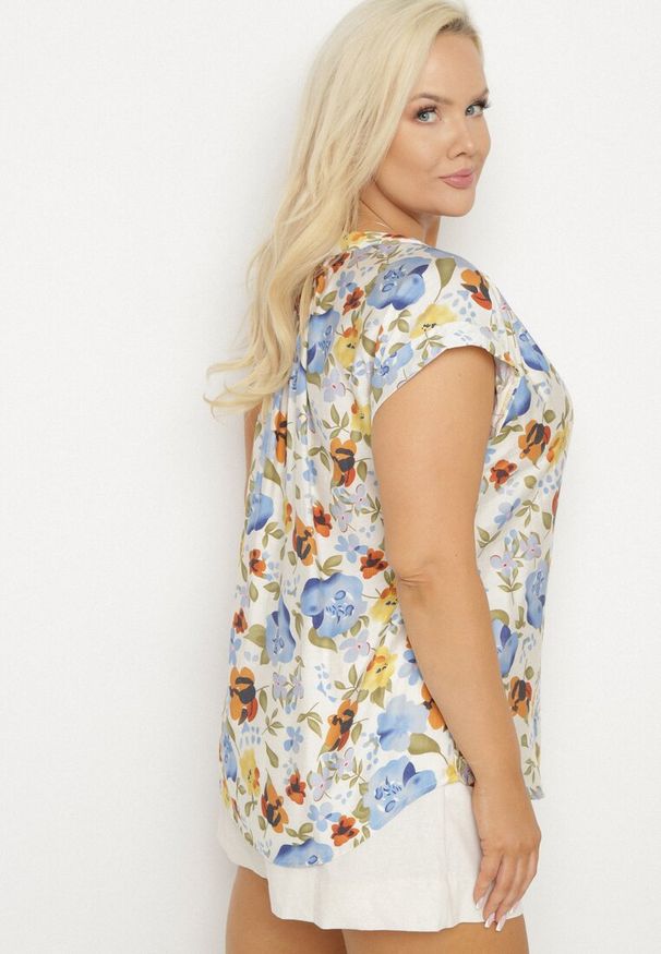 Born2be - Niebieska Bluzka w Kwiaty z Dekoltem V z Wiskozą Odalisa. Okazja: na co dzień. Kolekcja: plus size. Kolor: niebieski. Materiał: wiskoza. Wzór: kwiaty. Sezon: lato, wiosna. Styl: elegancki, casual