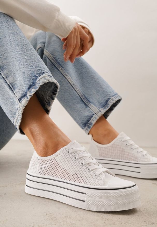 Renee - Białe Plecione Trampki na Platformie Irivana. Kolor: biały. Materiał: zamsz, jeans. Szerokość cholewki: normalna. Wzór: haft. Obcas: na platformie. Styl: sportowy, boho