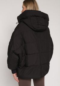 Born2be - Czarna Pikowana Kurtka o Kroju Oversize z Kapturem Mevisana. Okazja: na spacer. Typ kołnierza: kaptur. Kolor: czarny. Materiał: jeans, dzianina, poliester. Sezon: zima, jesień