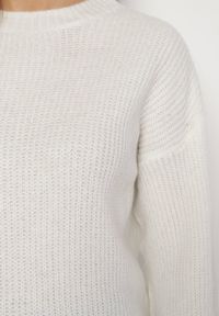 Born2be - Biały Sweter Dzianinowy Kuzze. Kolor: biały. Materiał: dzianina. Sezon: jesień, zima. Styl: klasyczny #2