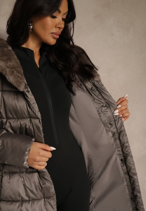 Renee - Szara Pikowana Kurtka z Nieodpinanym Kapturem o Długim Kroju z Paskiem Lidassea. Okazja: na co dzień. Kolor: szary. Materiał: jeans. Długość: długie. Styl: casual