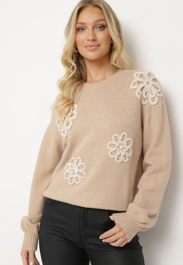 Born2be - Beżowy Sweter z Bawełną i Aplikacjami Kwiatów 3D Erosavia. Okazja: na co dzień. Kolor: beżowy. Materiał: bawełna. Wzór: aplikacja, kwiaty. Styl: casual, elegancki