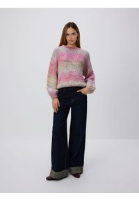Reserved - Sweter z obniżoną linią ramion - różowy. Kolor: różowy. Materiał: dzianina