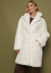 Born2be - Beżowy Płaszcz Futerko o Długim Kroju Otirena. Okazja: na co dzień. Kolor: beżowy. Materiał: futro. Długość: długie. Styl: casual, elegancki #1