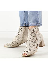Beżowe sandały damskie na obcasie z zakrytą piętą M.Daszyński 1954-10. Kolor: beżowy. Materiał: zamsz. Wzór: ażurowy. Sezon: wiosna, lato. Obcas: na obcasie. Styl: klasyczny, elegancki. Wysokość obcasa: średni #1