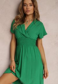 Renee - Zielona Sukienka z Wiskozy Jadith. Kolor: zielony. Materiał: wiskoza. Długość rękawa: krótki rękaw. Wzór: gładki. Sezon: lato. Typ sukienki: kopertowe. Długość: mini #4