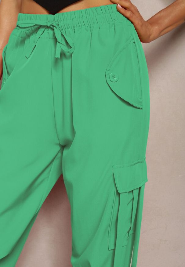Renee - Zielone Spodnie o Fasonie Luźnych Bojówek High Waist z Wiszącymi Sznurkami Urselle. Okazja: na co dzień. Stan: podwyższony. Kolor: zielony. Materiał: materiał. Styl: elegancki, casual