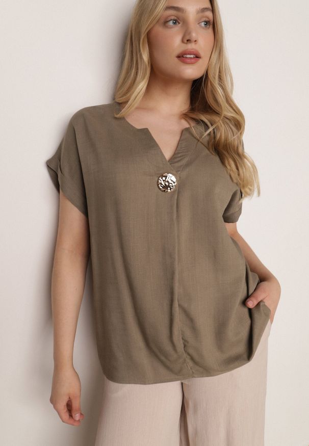Born2be - Ciemnobeżowa Nietoperzowa Bluzka z Krótkim Rękawem z Lnem i Wiskozą Isirtila. Okazja: na co dzień, do pracy. Kolor: beżowy. Materiał: wiskoza, len. Długość rękawa: krótki rękaw. Długość: krótkie. Sezon: lato. Styl: casual, klasyczny, elegancki
