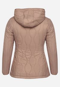Born2be - Ciemnobeżowa Kurtka Pikowana z Nieodpinanym Kapturem Lotizia. Okazja: na co dzień. Kolor: beżowy. Materiał: jeans. Styl: klasyczny, elegancki, casual #4