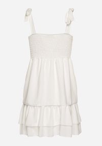 Born2be - Biała Rustykalna Sukienka o Taliowanym Kroju z Wiązaniem i Falbanami Finkio. Okazja: na co dzień. Kolor: biały. Długość rękawa: na ramiączkach. Wzór: aplikacja. Styl: elegancki, casual #6