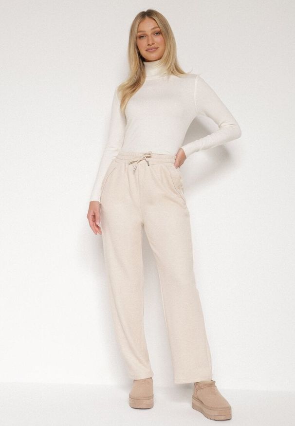 Born2be - Jasnobeżowe Spodnie z Wysokim Stanem Ozdobione Sznurkami Akleria. Okazja: na spacer. Stan: podwyższony. Kolor: beżowy. Materiał: jeans. Wzór: aplikacja