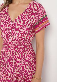 Born2be - Fioletowa Bawełniana Sukienka z Gumką w Talii i Guzikami Natiflione. Okazja: na co dzień. Typ kołnierza: dekolt w kształcie V. Kolor: fioletowy. Materiał: bawełna. Typ sukienki: rozkloszowane, oversize. Styl: klasyczny, casual, elegancki #4