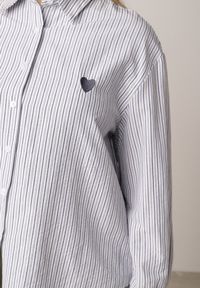 Born2be - Niebieska Koszula z Bawełną w Paski Ozdobiona Haftem Sercem Sewriva. Okazja: na co dzień. Typ kołnierza: kołnierzyk klasyczny. Kolor: niebieski. Materiał: bawełna. Wzór: aplikacja, haft, paski. Styl: casual, klasyczny #3