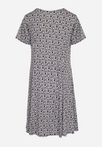 Born2be - Granatowo-Biała Rozkloszowana Sukienka z Wiskozy Krótkim Rękawem i Mozaikowym Printem Hyacina. Kolor: niebieski. Materiał: wiskoza. Długość rękawa: krótki rękaw. Wzór: nadruk. Sezon: lato. Styl: wakacyjny #5