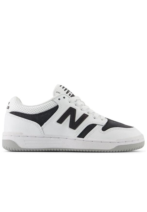 Buty New Balance GSB480VB - białe. Okazja: na co dzień. Kolor: biały. Materiał: materiał, skóra, syntetyk. Szerokość cholewki: normalna. Sport: turystyka piesza