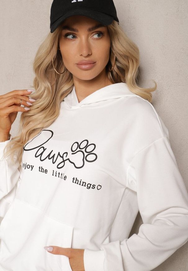 Renee - Biała Bluza z Bawełną Kapturem i Napisem Gelabrina. Okazja: na co dzień, na spacer. Typ kołnierza: kaptur. Kolor: biały. Materiał: bawełna. Długość rękawa: długi rękaw. Długość: długie. Wzór: napisy. Styl: klasyczny, casual