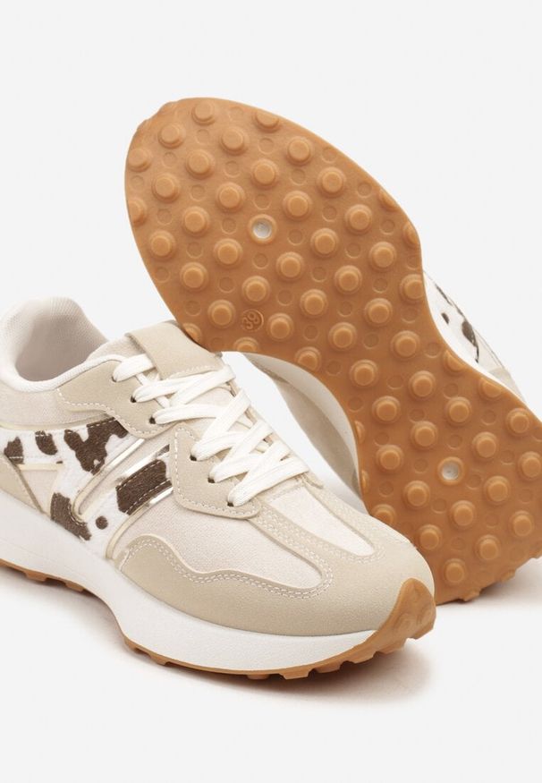 Renee - Beżowo-Brązowe Sneakersy Ozdobione Geometrycznym Motywem w Krowie Łaty Rilameia. Okazja: na co dzień. Kolor: czarny. Materiał: jeans. Wzór: geometria, aplikacja. Sezon: lato, wiosna