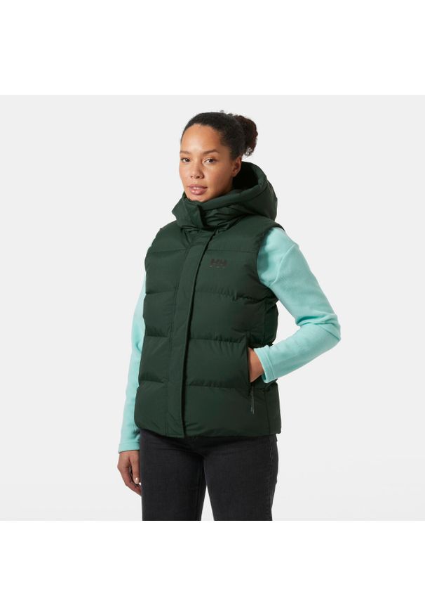 Damska kurtka bez rękawów z kapturem Helly Hansen Adore. Typ kołnierza: kaptur. Kolor: wielokolorowy, czarny, zielony. Materiał: puch. Długość rękawa: bez rękawów. Styl: elegancki