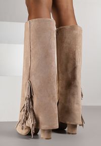 Renee - Ciemnobeżowe Kozaki na Słupkowym Obcasie z Cholewką Imitującą Nogawkę z Frędzlami Linafela. Kolor: beżowy. Materiał: koronka, zamsz. Szerokość cholewki: normalna. Obcas: na obcasie. Styl: elegancki. Wysokość obcasa: średni #2