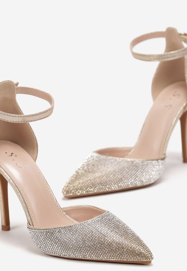 Born2be - Złote Sandały na Szpilce z Cyrkoniami i Noskiem w Szpic Mirel. Kolor: złoty. Obcas: na szpilce. Styl: klasyczny, elegancki, wizytowy