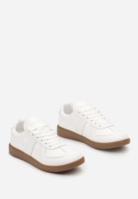 Renee - Białe Sznurowane Sneakersy na Brązowej Podeszwie z Przeszyciami Assetnima. Kolor: biały #3