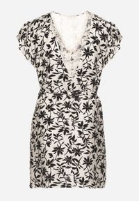 Born2be - Czarna Sukienka Wiązana Paskiem w Talii z Koronką Tolamira. Okazja: na co dzień. Typ kołnierza: dekolt w serek. Kolor: czarny. Materiał: koronka. Długość rękawa: krótki rękaw. Wzór: koronka. Typ sukienki: oversize. Styl: casual, elegancki #6