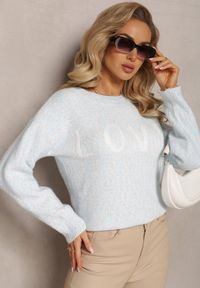 Renee - Jasnoniebieski Sweter z Ozdobnym Napisem Wykończony Ściągaczami Minisoji. Kolor: niebieski. Materiał: elastan, wiskoza. Wzór: napisy #2